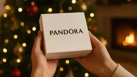 Adi&oacute;s a no saber qu&eacute; regalar por Navidad los 4 mejores pendientes de Pandora para sorprender a la pareja