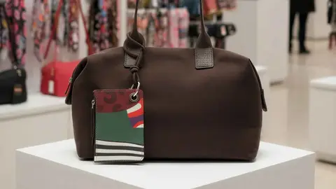 Bolso shopper de textura suave con colgante de Parfois