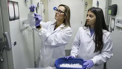 Dos profesionales estudian pruebas diagn&oacute;sticas