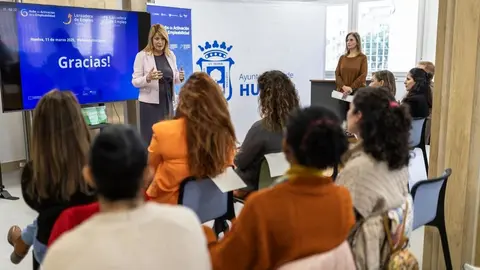 Visita de la alcaldesa de Huelva, Pilar Miranda, a la Lanzadera de Empleo