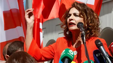 Montero vuelve a situarse en el centro de las cr&iacute;ticas de Juanma Moreno