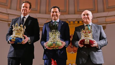 Los Reyes Magos de Sevilla de 2026 reciben sus coronas | Salvador L&oacute;pez Medina