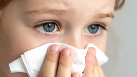 Un ni&ntilde;o con gripe