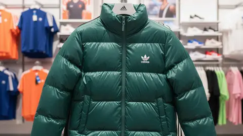 Adi&oacute;s a pasar fr&iacute;o rebajan las chaquetas acolchadas de Adidas disponibles en 6 colores