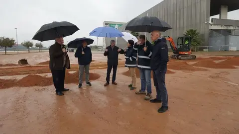 Inicio de las obras de caminos de cemento para los accesos al estadio El Arc&aacute;ngel, junto al recinto del Arenal, donde se plantar&aacute;n m&aacute;s de 170 &aacute;rboles