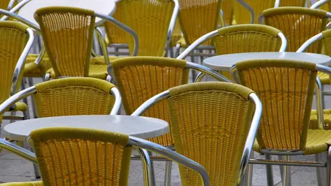 La terraza de un bar en una foto de archivo