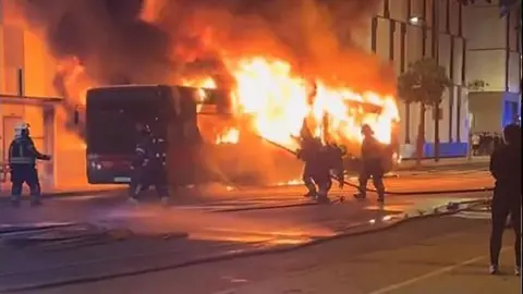 Autob&uacute;s urbano ardiendo en Sevilla