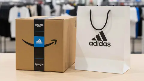 Caja de compra de Amazon junto a una bolsa de Adidas