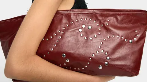 Bolso de fiesta sobre de piel con tachuelas de Parfois