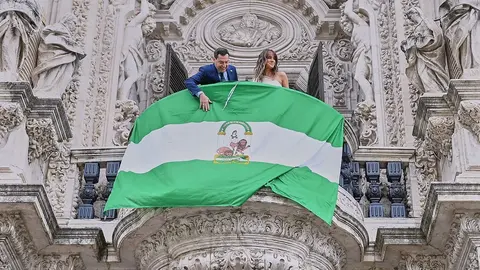Juanma Moreno ha presidido el acto por el D&iacute;a de la Bandera de Andaluc&iacute;a junto a Isabel Jim&eacute;nez  | Salvador L&oacute;pez Medina