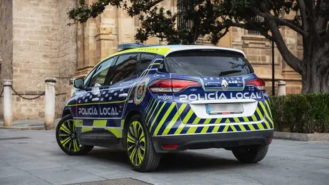 Un coche de la Polic&iacute;a Local circula por Sevilla