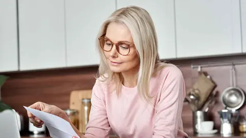 Una futura pensionista comprueba el estado de su pensi&oacute;n