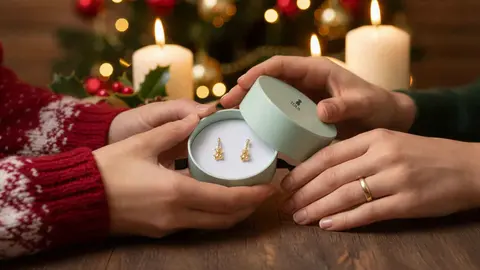 Los pendientes de oro perfectos para regalar en Navidad est&aacute;n en TOUS con piedras &oacute;nix