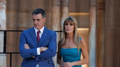 Pedro S&aacute;nchez, junto a su esposa Bego&ntilde;a G&oacute;mez
