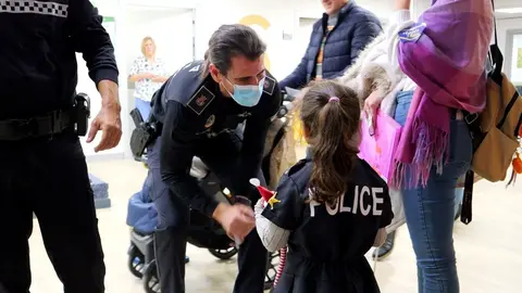 Los Agentes Tutores de la Polic&iacute;a Local visitan a los ni&ntilde;os del Hospital Virgen Macarena