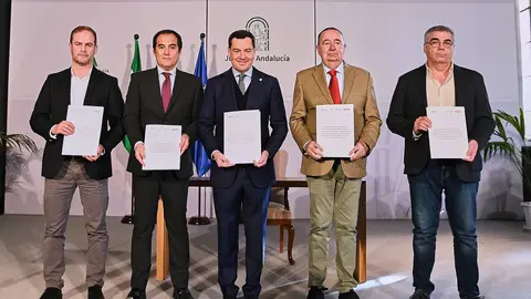 Juanma Moreno ha presidido la firma del acuerdo | Salvador L&oacute;pez Medina