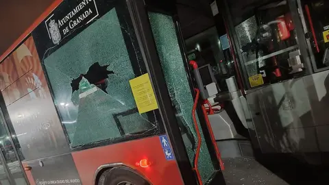 Imagen de los cristales rotos tras los disparo