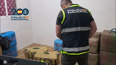 Un Polic&iacute;a Nacional durante la operaci&oacute;n