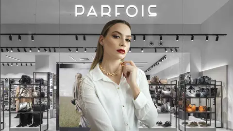 Una mujer a la moda frente a una tienda de Parfois