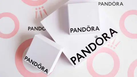 Llegaron a Pandora para arrasar este invierno pendientes de bot&oacute;n por menos de 50 euros 