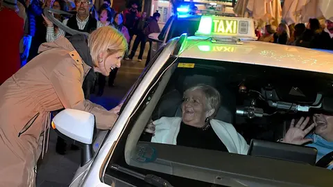 La alcaldesa de Jerez saludando a una usuaria en un taxi