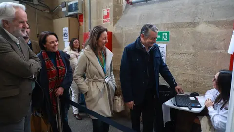 Antonio Sanz, durante su visita al punto de vacunaci&oacute;n de Jerez | Salvador L&oacute;pez Medina
