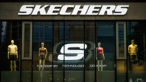 C&oacute;modos y atemporales los pantalones y leggings de Skechers que triunfan para llevar con zapatillas