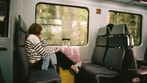 Pasajeros en un tren de cercan&iacute;as