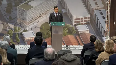 Juanma Moreno, durante su intervenci&oacute;n en el acto de colocaci&oacute;n de la primera piedra e la Ciudad de la Justicia de C&aacute;diz