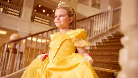 Una ni&ntilde;a vestida de Princesa Disney