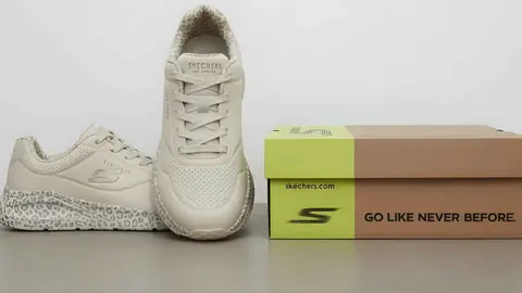 Las nuevas zapatillas de Skechers ya est&aacute;n volando en Amazon dise&ntilde;os animal print, casual y muy c&oacute;modas
