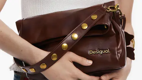 Bolso mediano brillante con detalle de flor de Desigual