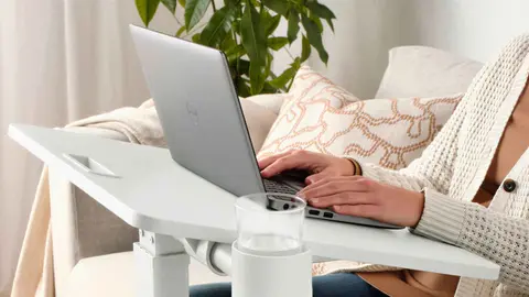 Mesa para port&aacute;til con ruedas, MITTZON de Ikea