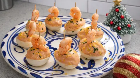 Huevos rellenos de langostinos