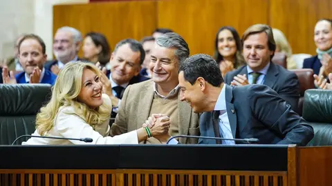 Antono Sanz, en el centro de la imagen, tras la aprobaci&oacute;n de los presupuestos en Andaluc&iacute;a