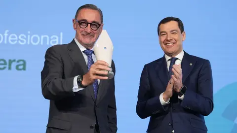 Carlos Herrera ha recibido el Premio Andaluc&iacute;a de Periodismo de manos de Juanma Moreno
