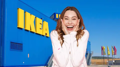 Una mujer frente a una tienda de Ikea