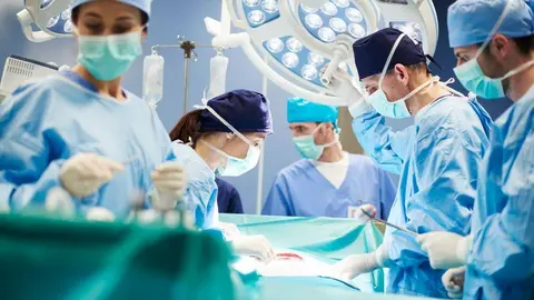 Personas operando en un quir&oacute;fano de Andaluc&iacute;a