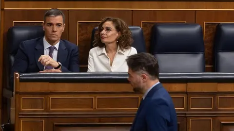 Montero, junto a Pedro S&aacute;nchez, ve pasar por delante a Rufi&aacute;n