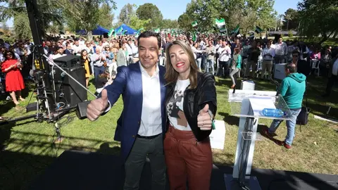 Juanma Moreno, junto a Mar&iacute;a Guardiola, vencedora de las elecciones en Extremadura
