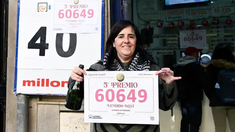 El quinto premio ha reca&iacute;do en la administraci&oacute;n n&uacute;mero 40 en la calle San Jacinto de Sevilla | Salvador L&oacute;pez Medina