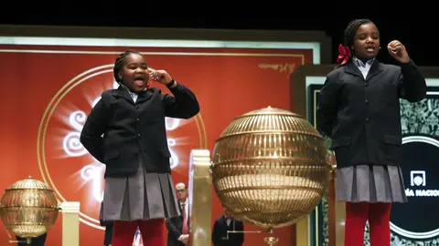 Los ni&ntilde;os de San Ildefonso han sido los encargados de llevar la suerte a los hogares espa&ntilde;oles