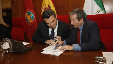 El alcalde de C&oacute;rdoba, Jos&eacute; Mar&iacute;a Bellido, conversa con el secretario del Pleno, Valeriano Lavela