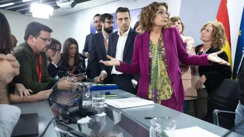 Montero sigue buscando excusas hasta debajo de las piedras