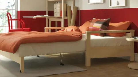 El sof&aacute; cama con estructura de madera de pino ha conquistado a todos en Ikea perfecto para invitados