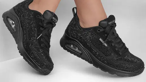 Skechers vuelve a hacerlo estas son las zapatillas m&aacute;s elegantes con cu&ntilde;a y pedrer&iacute;a