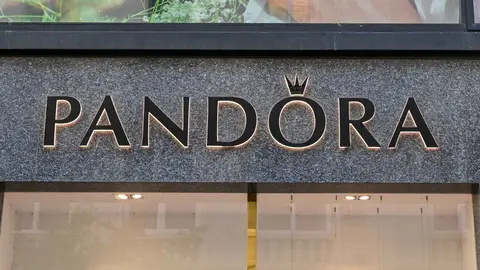 Pandora vuelve a generar colas con los pendientes con gemas que parecen de alta joyer&iacute;a