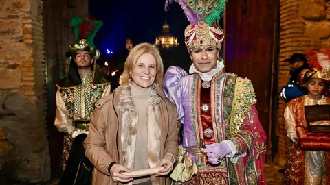 El Cartero Real junto a la alcaldesa