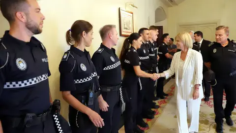 Garc&iacute;a-Pelayo saludando a agentes de la Polic&iacute;a Local