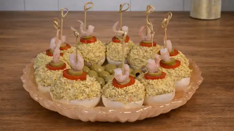 Huevos rellenos de gambas con mayonesa de aguacate